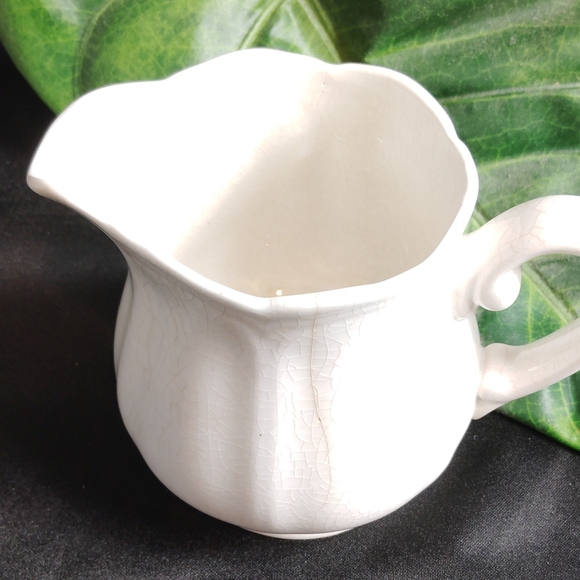 Elegant White Ceramic Sugar and Creamer Set - Picture 7 of 8